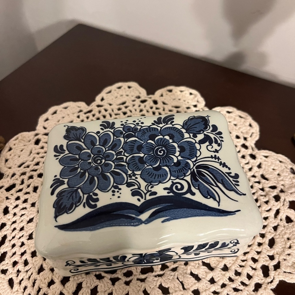 Delft Holland Blue Floral Trinket Jewelry Box - Picture 3 of 8